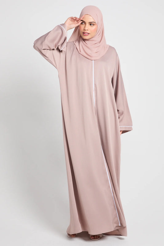 Abaya Fermée Textured – Blush Sand (Détails Délicats)