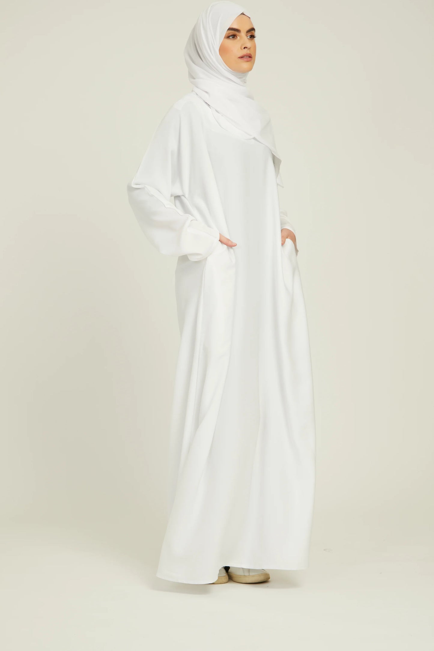 Abaya Fermée Simple avec Poches – Blanc