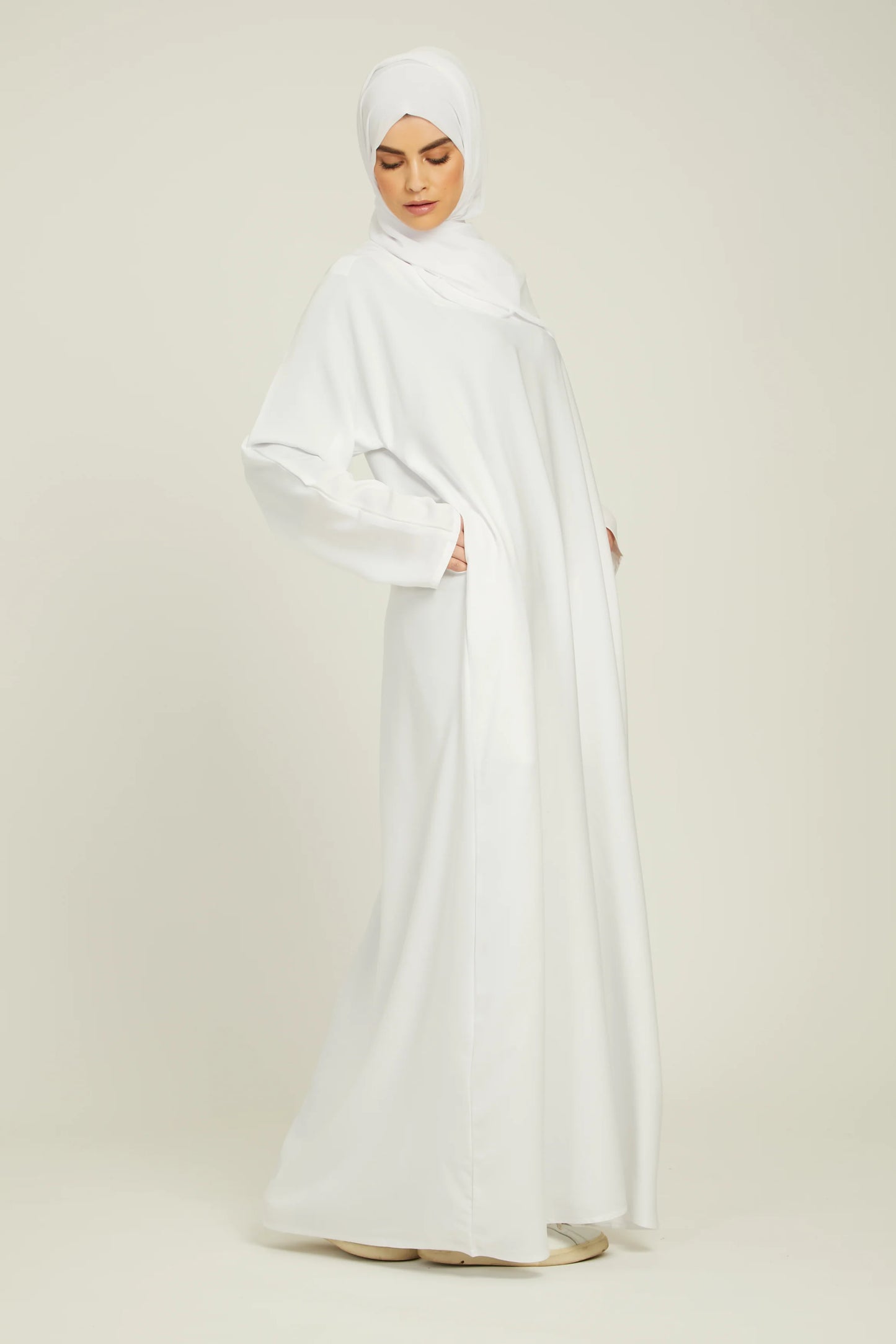 Abaya Fermée Simple avec Poches – Blanc