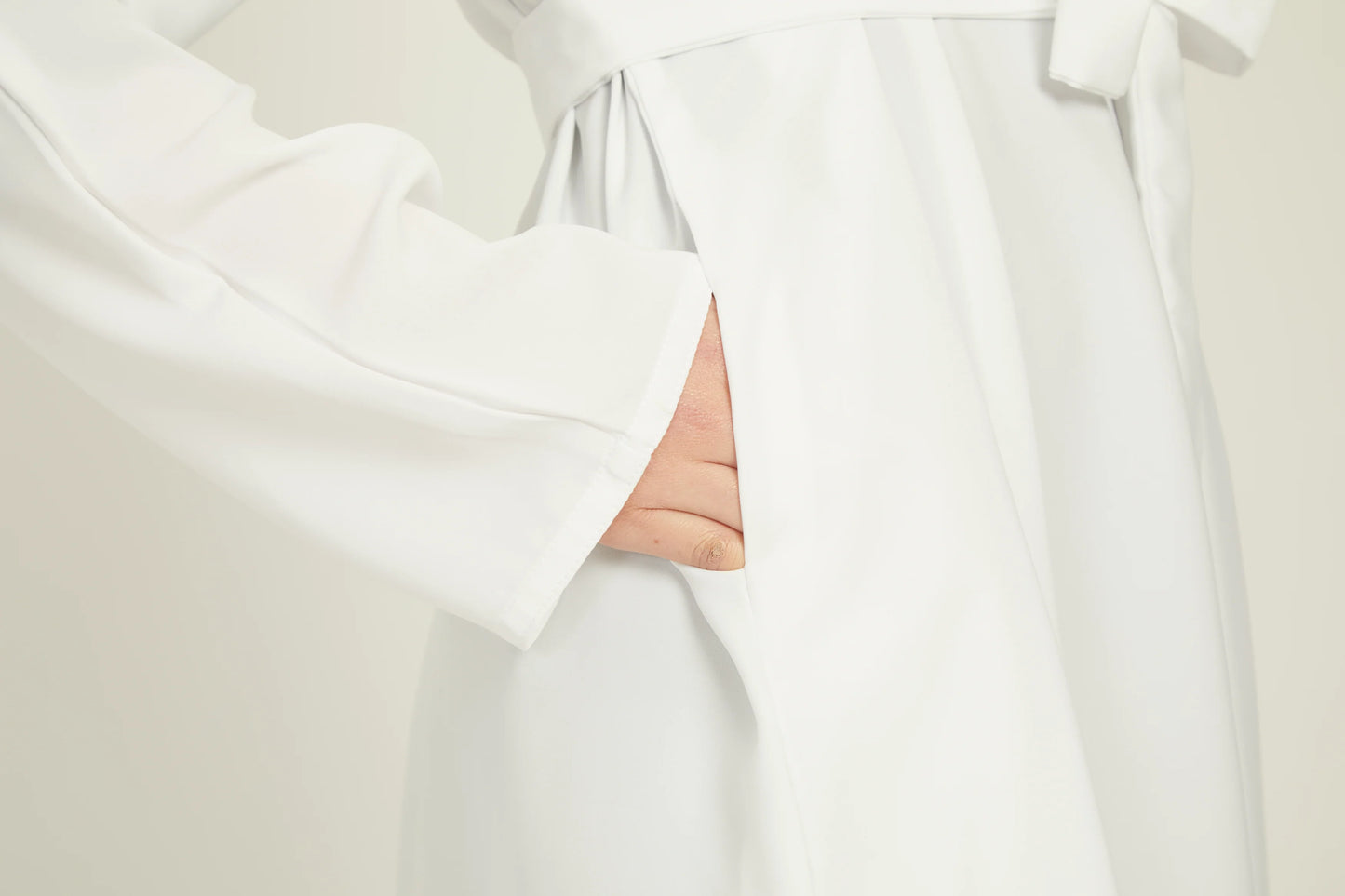 Abaya Fermée Simple avec Poches – Blanc