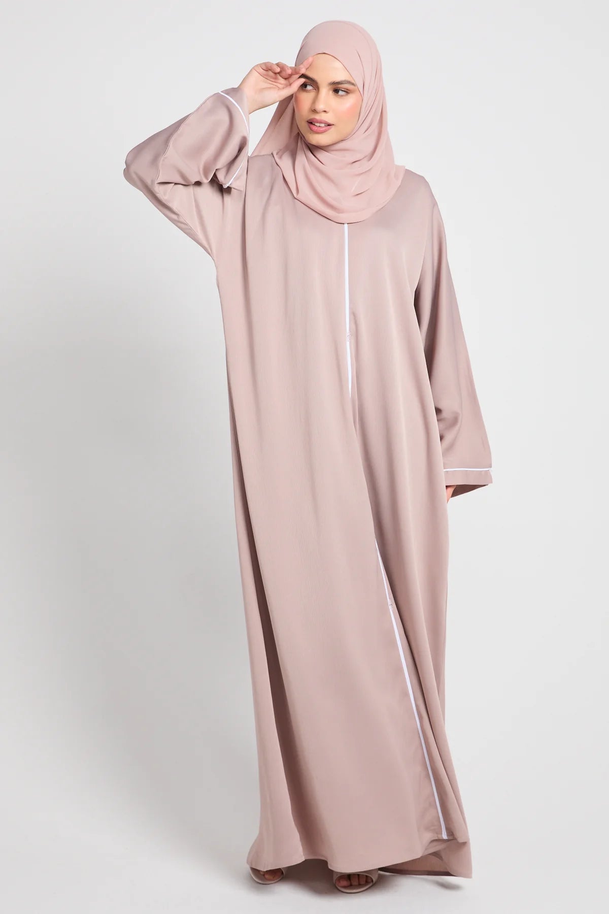 Abaya Fermée Textured – Blush Sand (Détails Délicats)