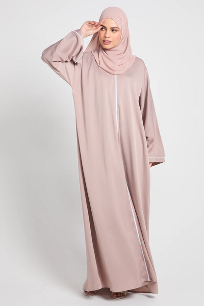 Abaya Fermée Textured – Blush Sand (Détails Délicats)
