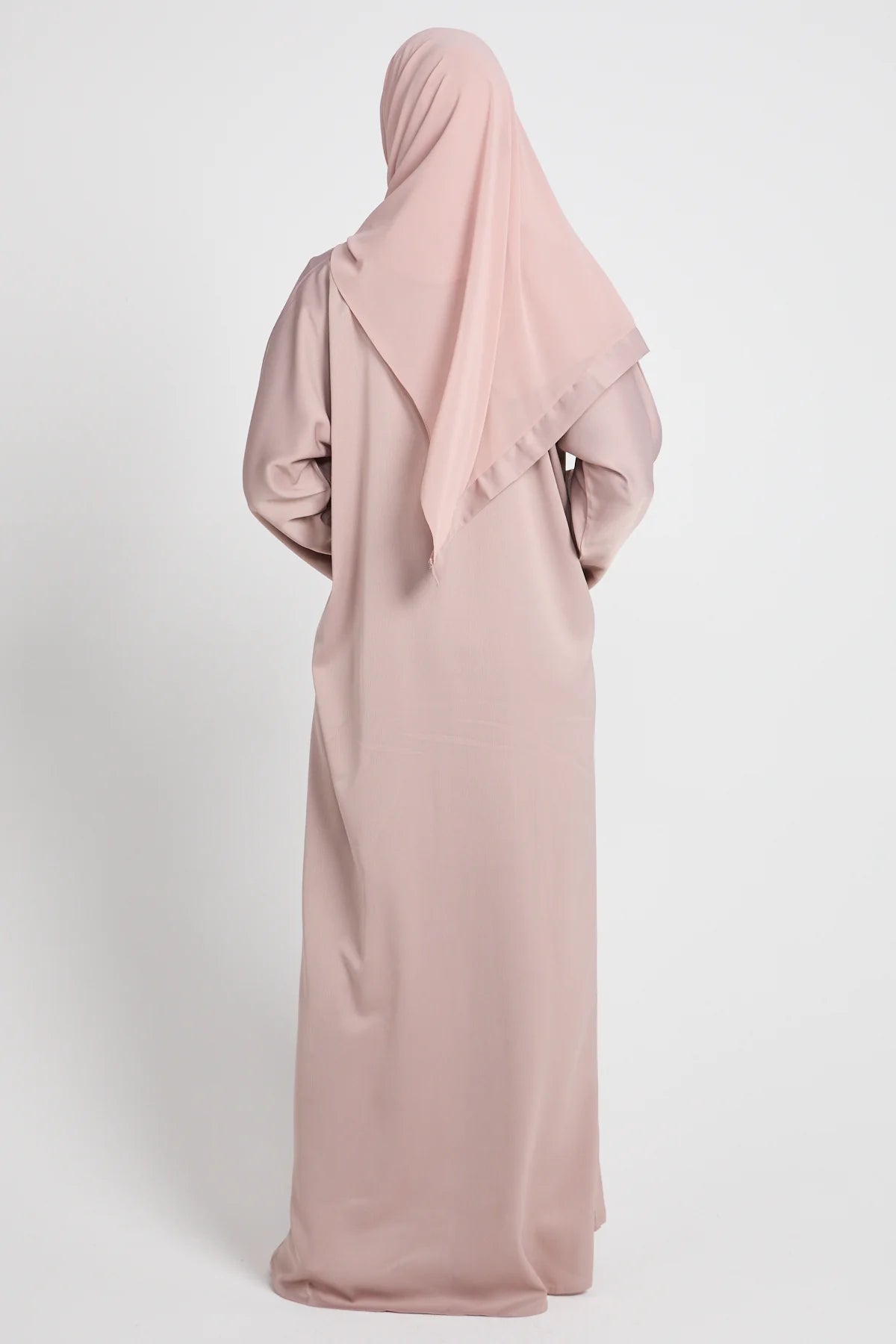 Abaya Fermée Textured – Blush Sand (Détails Délicats)
