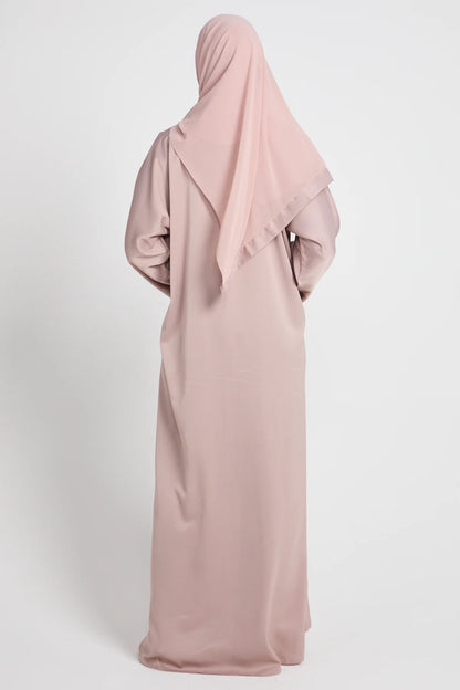 Abaya Fermée Textured – Blush Sand (Détails Délicats)
