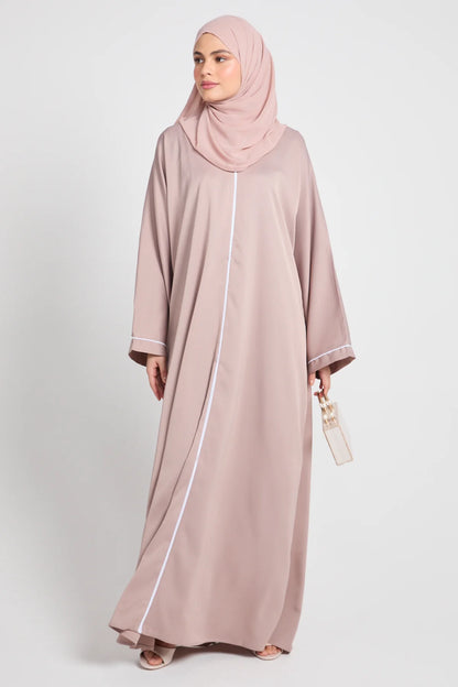 Abaya Fermée Textured – Blush Sand (Détails Délicats)