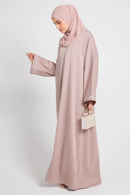 Abaya Fermée Textured – Blush Sand (Détails Délicats)