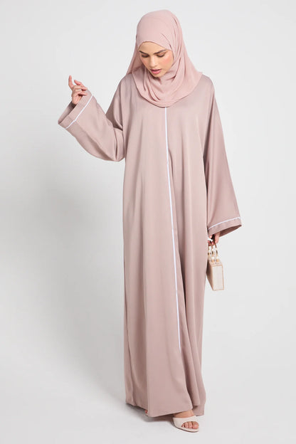 Abaya Fermée Textured – Blush Sand (Détails Délicats)
