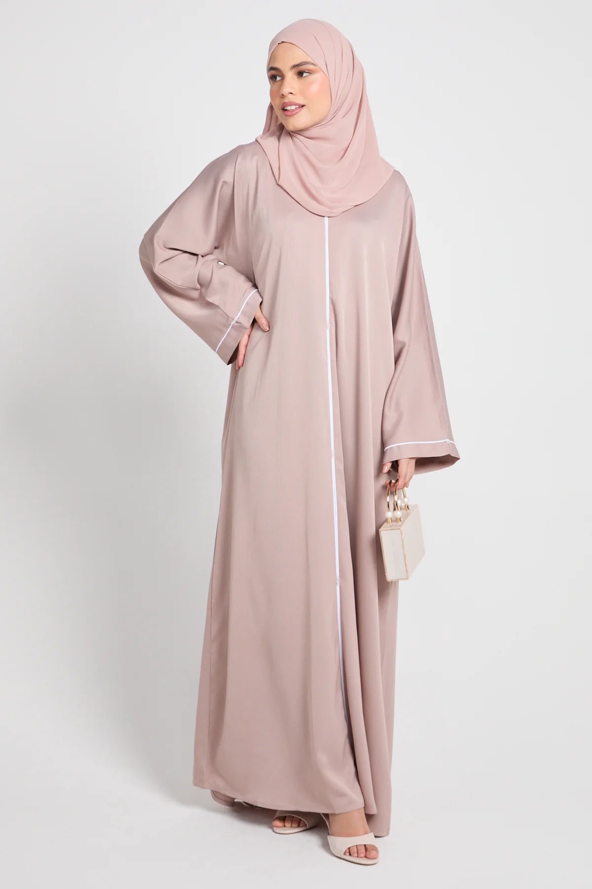 Abaya Fermée Textured – Blush Sand (Détails Délicats)