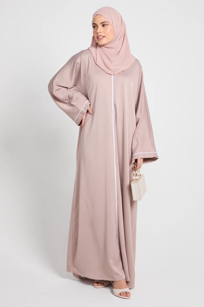 Abaya Fermée Textured – Blush Sand (Détails Délicats)
