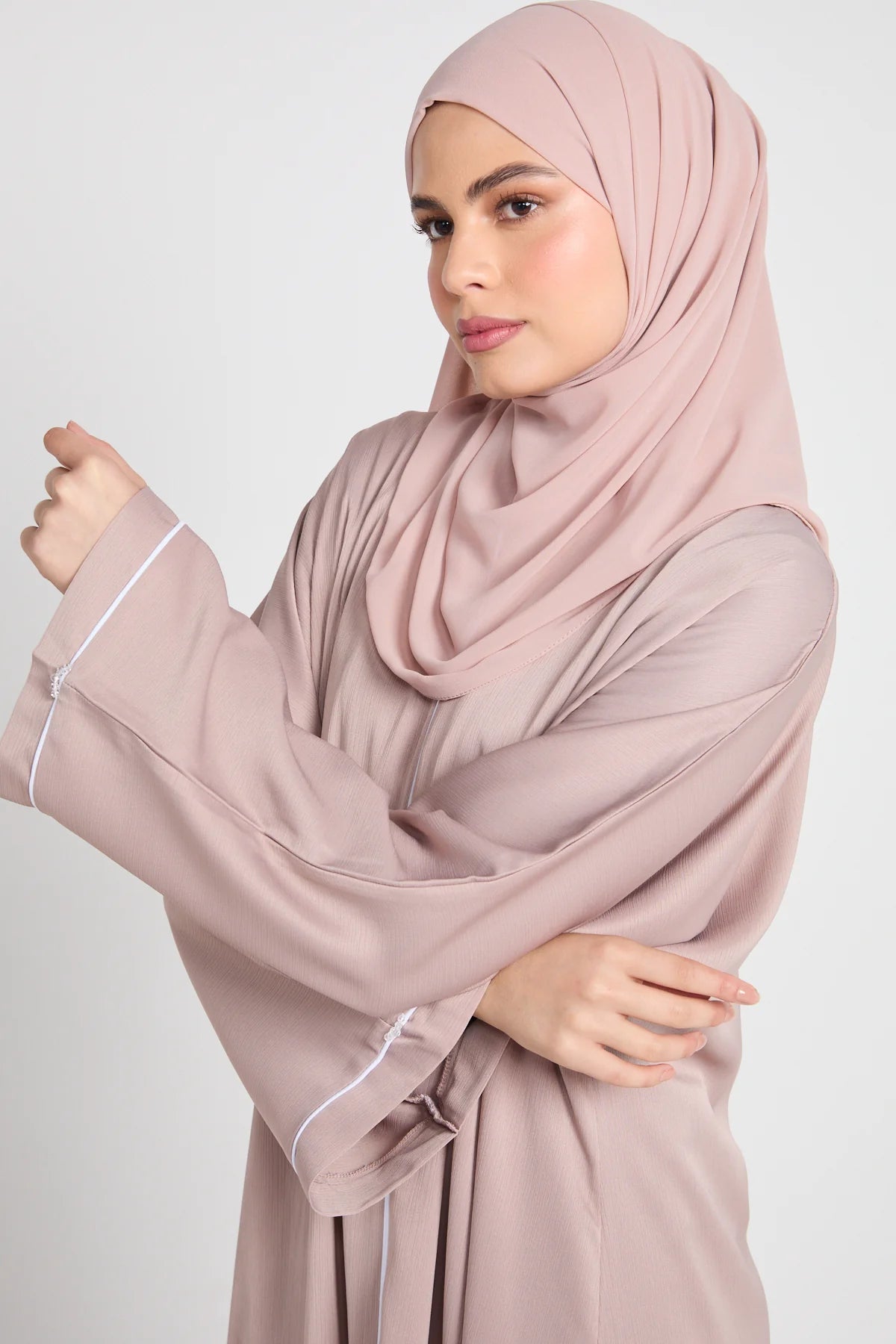 Abaya Fermée Textured – Blush Sand (Détails Délicats)
