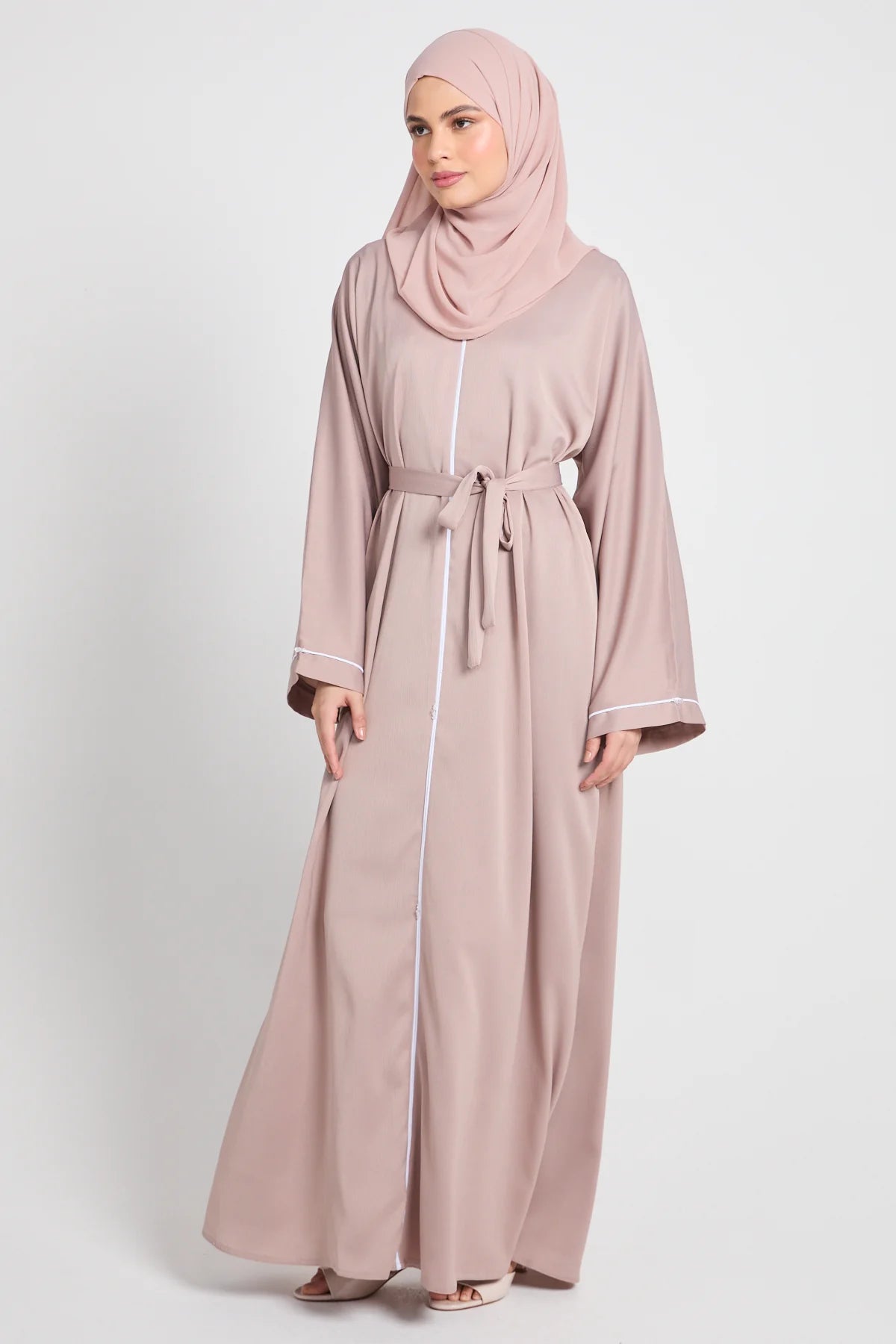 Abaya Fermée Textured – Blush Sand (Détails Délicats)