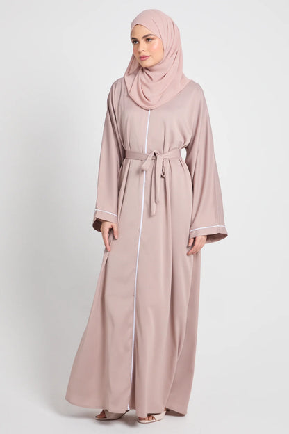 Abaya Fermée Textured – Blush Sand (Détails Délicats)