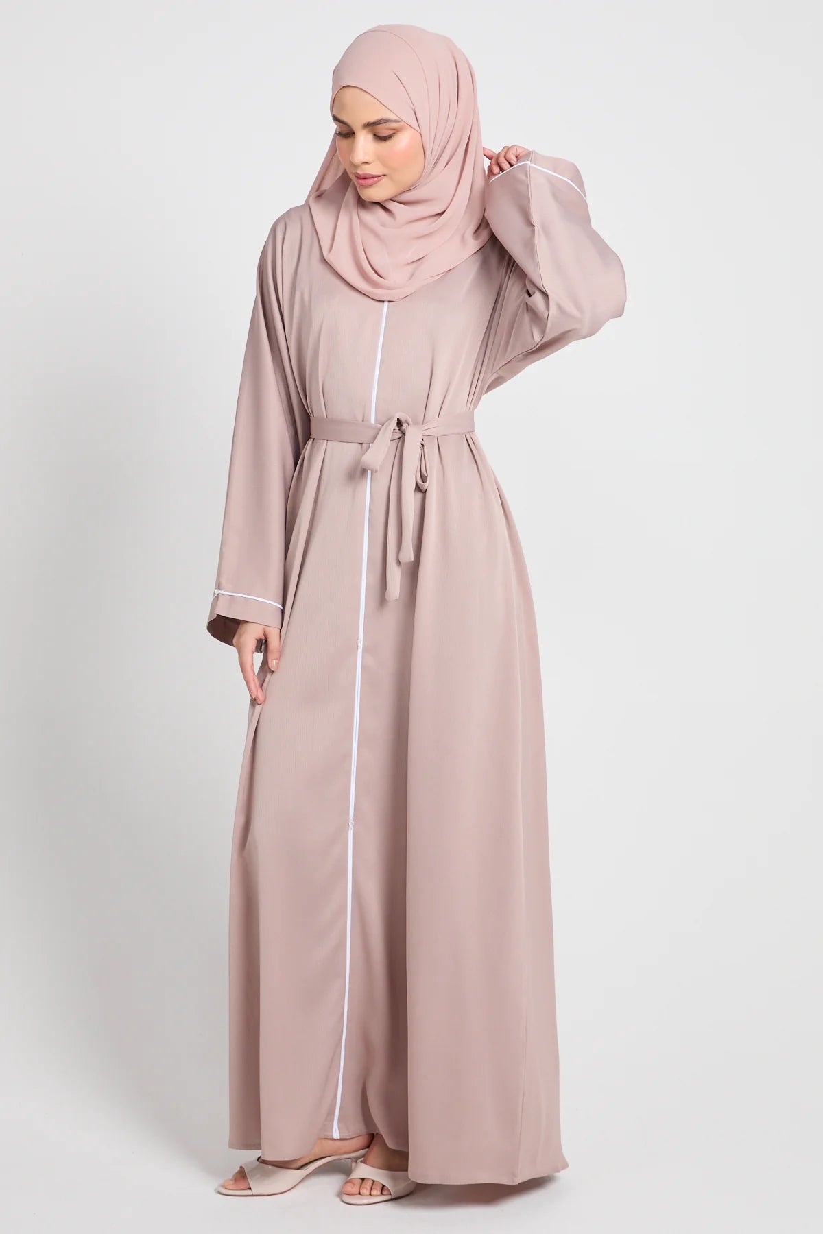 Abaya Fermée Textured – Blush Sand (Détails Délicats)