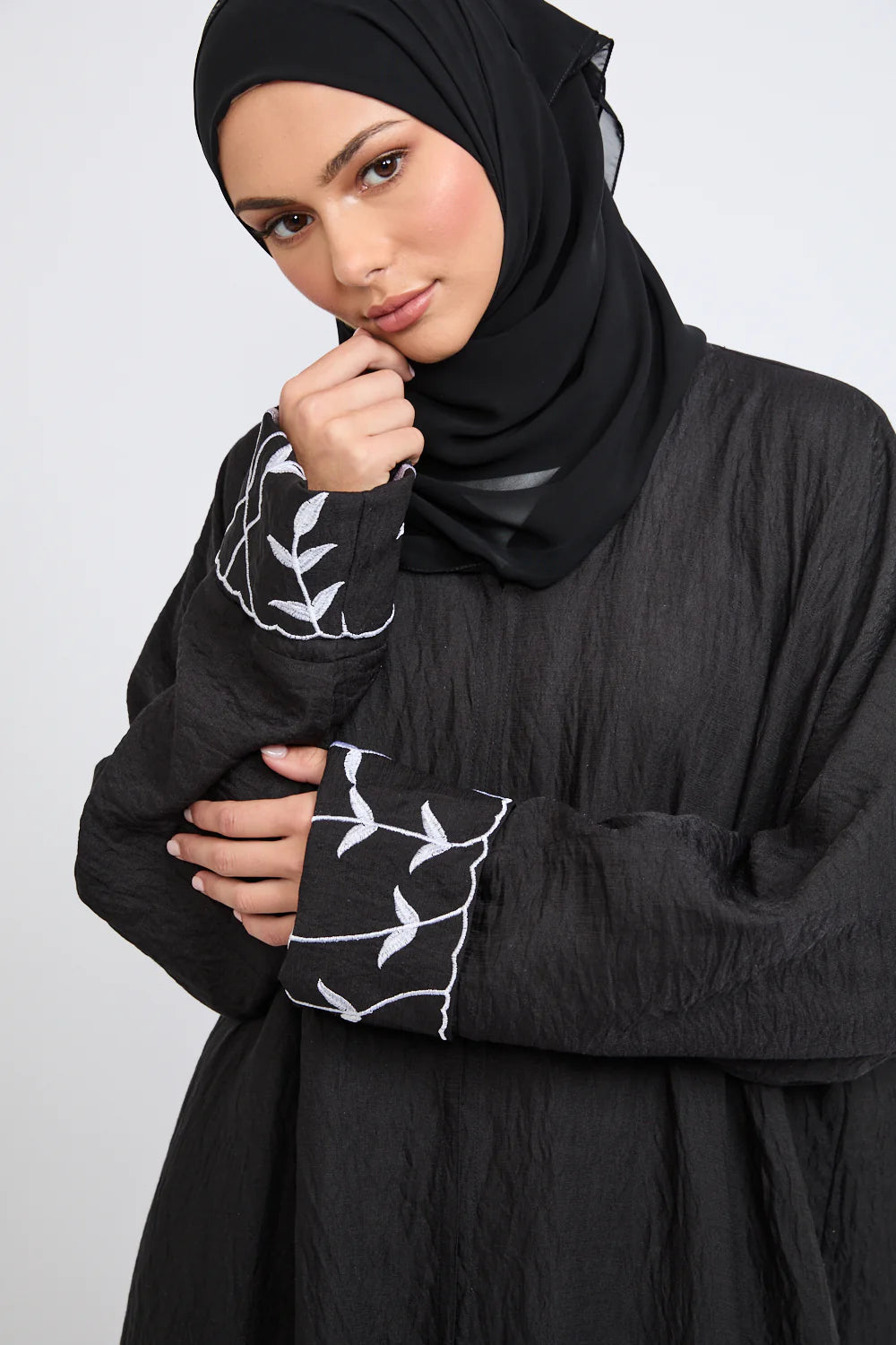 Abaya Ouverte Dahlia – Broderie Premium Noir